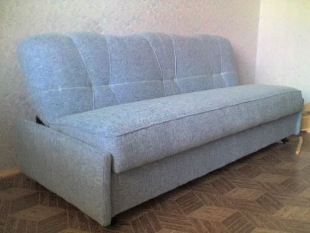 Диван с урезанными подлокотниками.