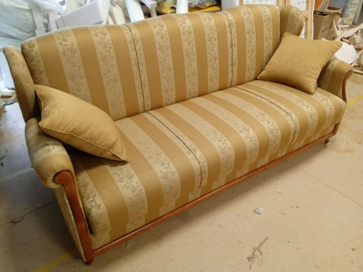 Wersalka sofa with a birch frame and wooden details